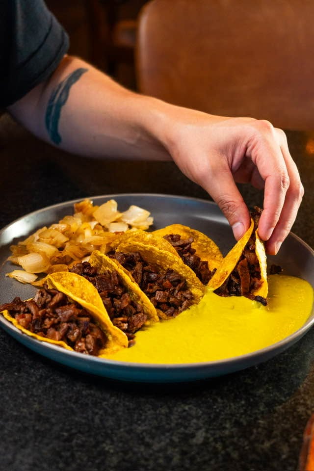 Tacos de fajita con cebolla asada