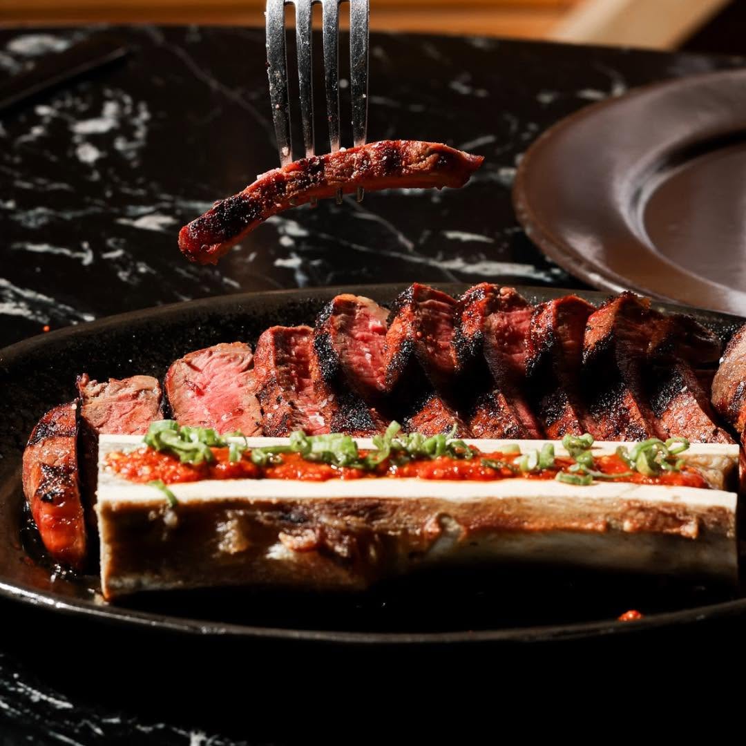 Corte a la parrilla con tuétano servido en Ganadera Parrilla y Cantina