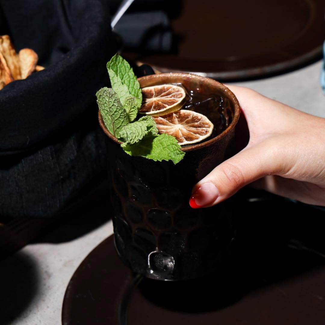 Coctel de la casa con menta y limón